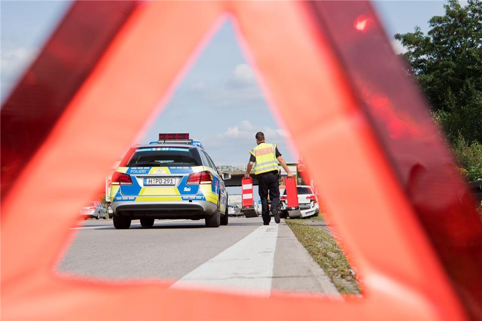 Der Abschnitt auf der A33 blieb viele Stunden voll gesperrt. (Symbolbild)Julian Stratenschulte/dpa