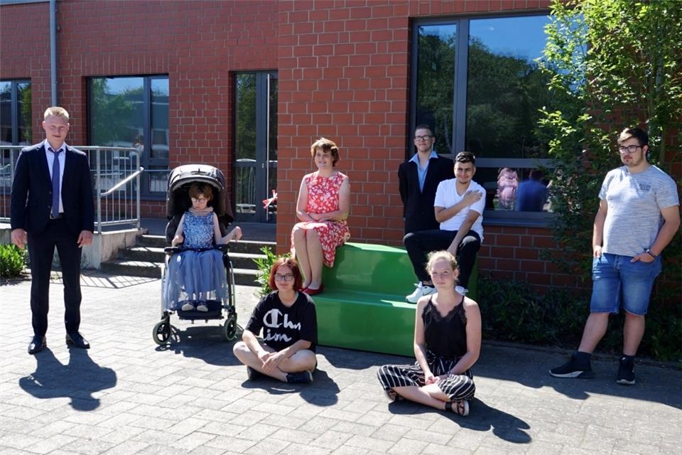 Der Abstand gilt auch beim Gruppenbild: Die acht Entlassschüler der Neumühlenschule.
