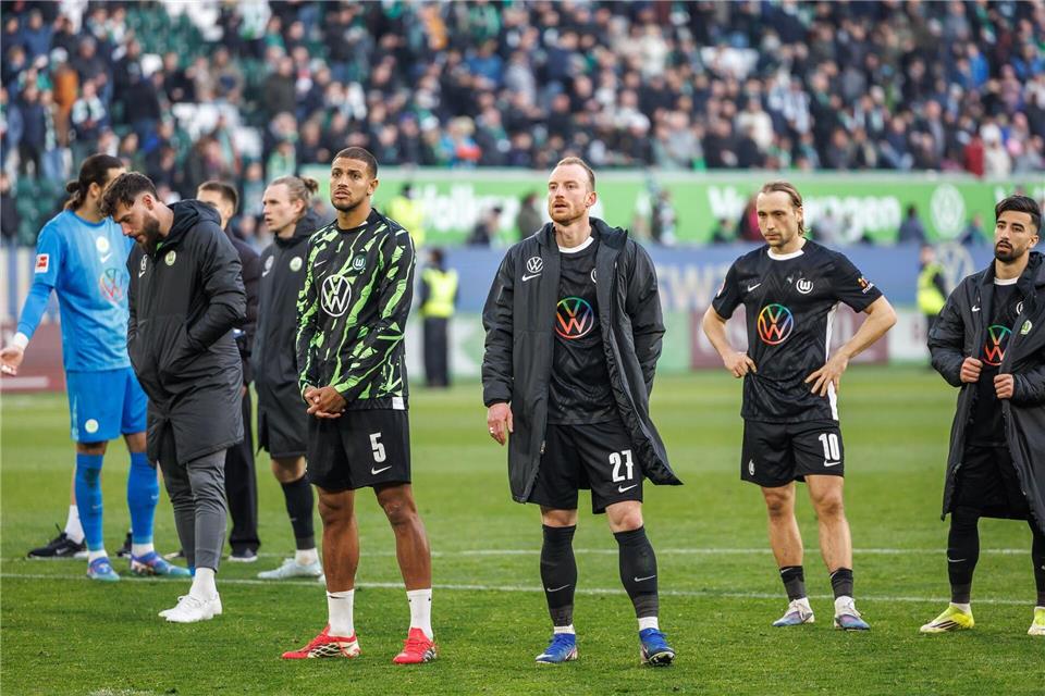 Der Abstieg droht: Die Spieler des VfL Wolfsburg nach dem 0:1 gegen Werder Bremen.Andreas Gora/dpa
