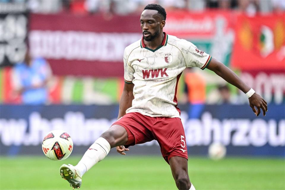 Der Abwehrchef des FC Augsburg in einer bislang starken Saison: Chrislain Matsima. (Archivbild)Harry Langer/dpa