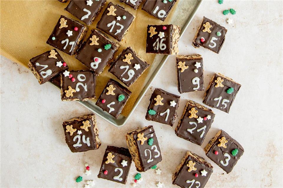 Der Adventskalender zum Selberbacken ist eine Art Schokoladenbrot, das in kleine Quadrate geschnitten und mit Zuckerdekor beschriftet wird.Claudia Timmann/StockFood Studios/GU/dpa-tmn