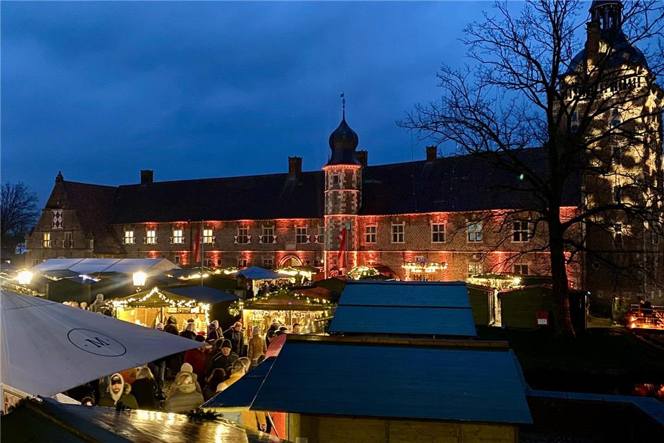 Der Adventsmarkt am Schloss Raesfeld hat die Besucher wieder mit seiner besonderen Atmosphäre überzeugt.