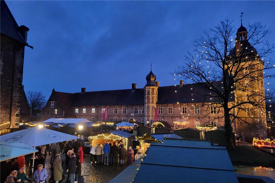 Der Adventsmarkt am Schloss hat viele Besucher nach Raesfeld gelockt: Nicht alle haben ihr Auto richtig geparkt.