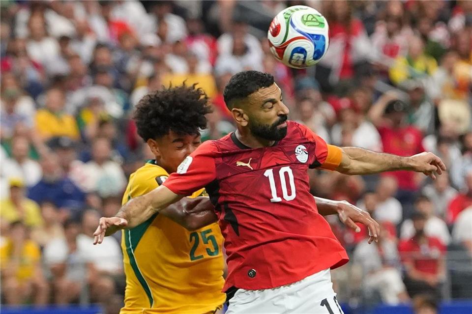 Der Ägypter Mohamed Salah (r) hatte gegen die Australier einen schweren Stand.Julio Cortez/AP/dpa