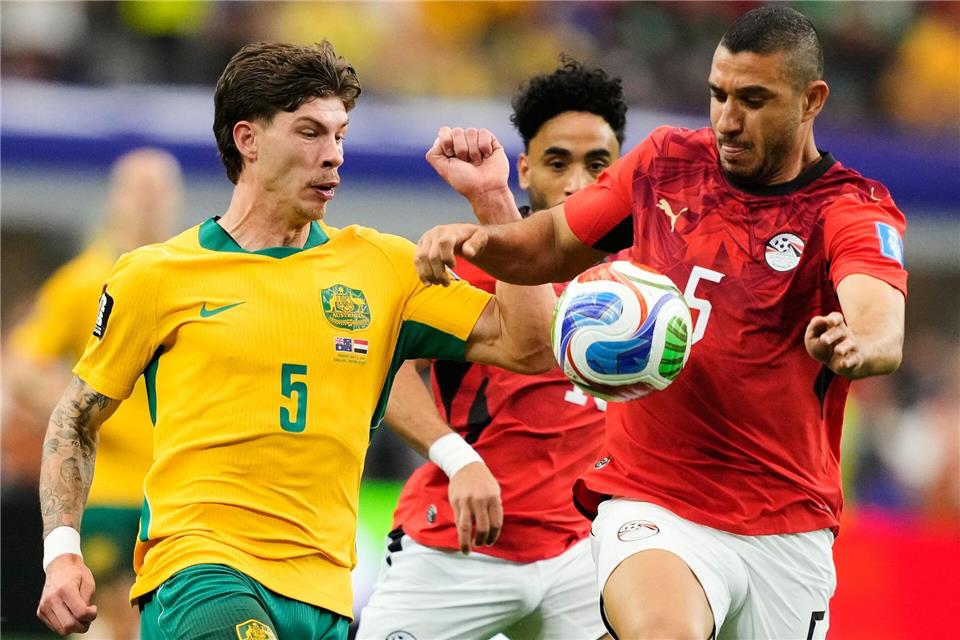 Der Ägypter Ramy Rabia (r) und der Australier Jordan Bos kämpfen um den Ball.Tony Gutierrez/AP/dpa