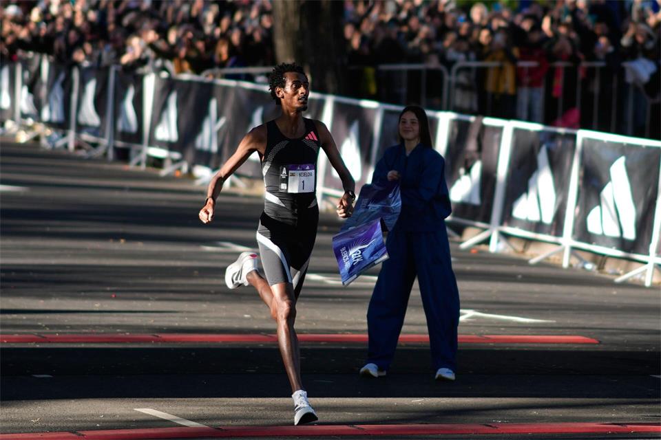 Der Äthiopier Yomif Kejelcha hat in Buenos Aires den Halbmarathon-Weltrekord unterboten.Natacha Pisarenko/AP/dpa