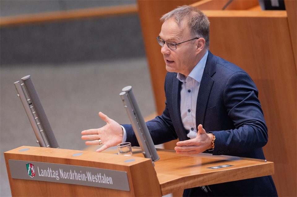 Der AfD-Abgeordnete Christian Blex schockiert mit seiner Rede die Abgeordneten der anderen Landtagsfraktionen. (Archivbild)Rolf Vennenbernd/dpa