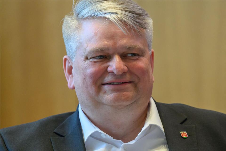 SPD und AfD wollen OB-Wahlen noch gewinnen – Parteilose vorn Der AfD-Bewerber Wilko Möller geht in die Stichwahl bei der Oberbürgermeisterwahl in Frankfurt (Oder). (Archivbild)Patrick Pleul/dpa