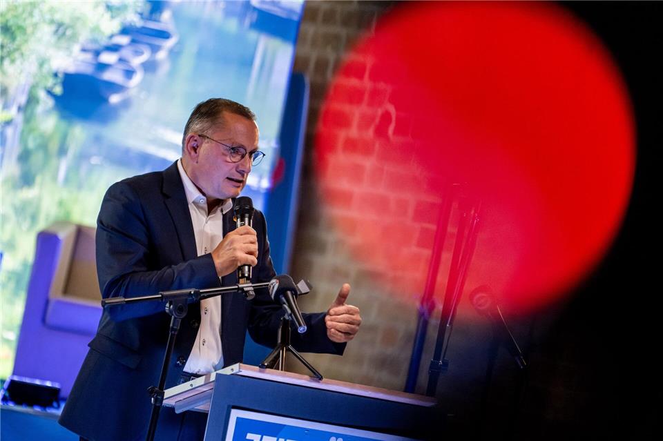 AfD attackiert Kirchen bei Auftritt in früherem Gotteshaus  Der AfD-Bundesvorsitzende Tino Chrupalla unterstützte den Oberbürgermeisterwahlkampf des AfD-Kandidaten in Brandenburg an der Havel. Fabian Sommer/dpa