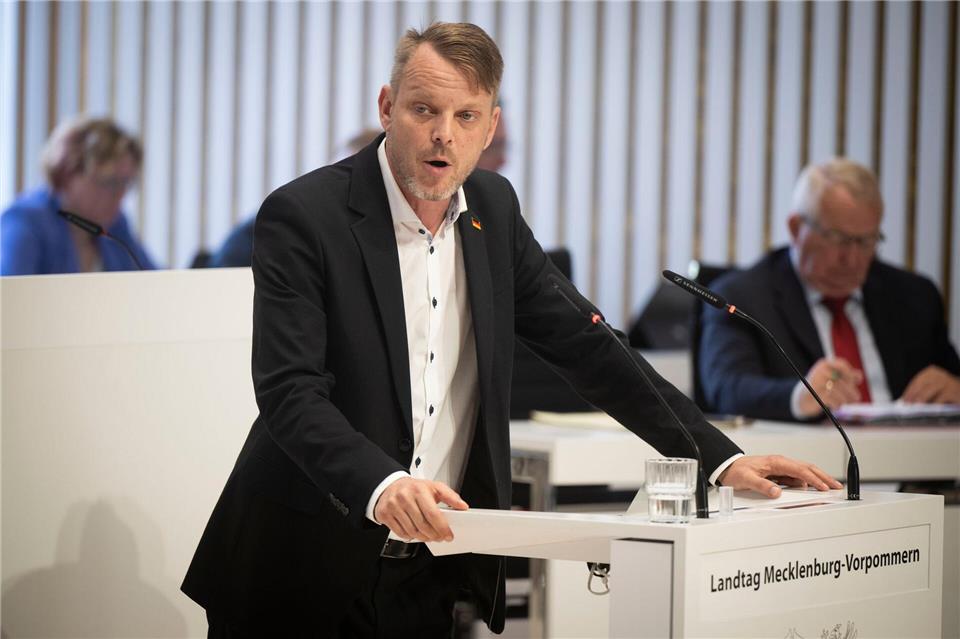Viereinhalb Stunden Streit übers Geldausgeben 2026 und 2027 Der AfD-Fraktionsvorsitzende Nikolaus Kramer sagt, dass ab 2028 ein Finanzloch von einer Milliarde Euro in den Landesfinanzen drohe.Philip Dulian/dpa