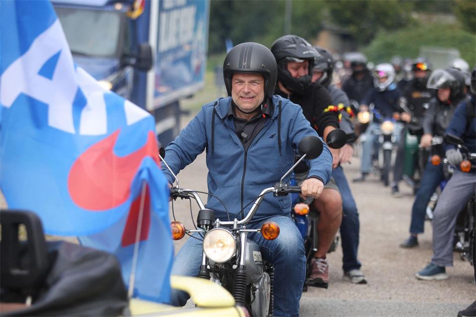 Der AfD-Kandidat für das Amt des Ministerpräsidenten in Mecklenburg-Vorpommern, Leif-Erik Holm, fährt auf einem Simson-Moped „S51“.Danny Gohlke/dpa