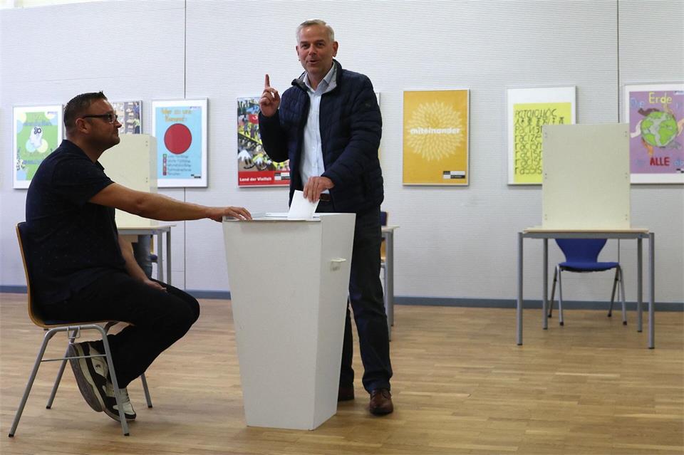 Der AfD-Kandidat für das Ministerpräsidentenamt Leif-Erik Holm bei der Stimmabgabe. Jens Büttner/dpa