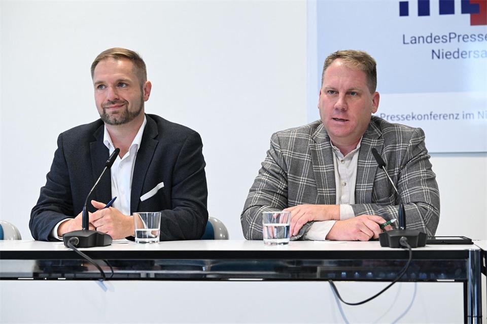 Der AfD-Politiker Peer Lilienthal (rechts) geht von vier Wiederholungswahlen aus.Julian Stratenschulte/dpa