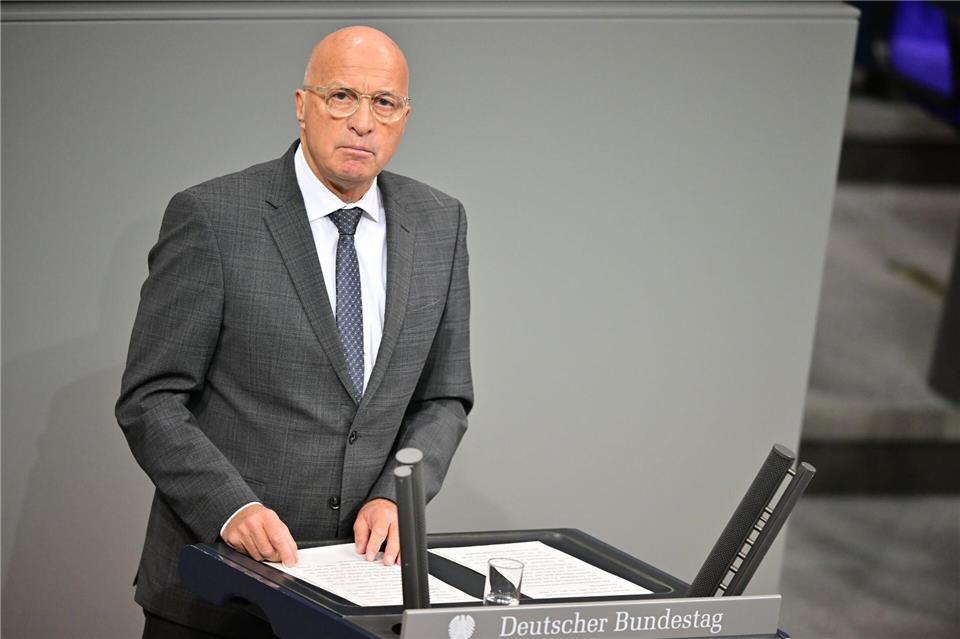 Der AfD-Politiker und ehemalige Bundeswehroffizier Rüdiger Lucassen fordert gemäß AfD-Grundsatzprogramm immer wieder eine Reaktivierung der Wehrpflicht und stößt damit auf Widerstand vor allem in ostdeutschen Landesverbänden. (Archivbild)  Sebastian Christoph Gollnow/dpa