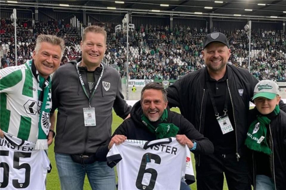 Der Ahauser Peter Mensing (l.) lieferte die Vorlage für das nächste Marathon-Projekt von Stephan Weise (3.v.l.). Mitte August wurden beide zum Heimspiel von Preußen Münster gegen den 1. FC Nürnberg eingeladen.
