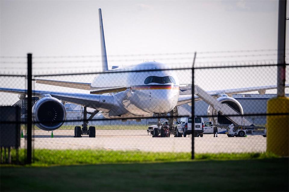 Der Airbus A350 der Flugbereitschaft der Bundeswehr steht auf dem Rollfeld.Bernd von Jutrczenka/dpa