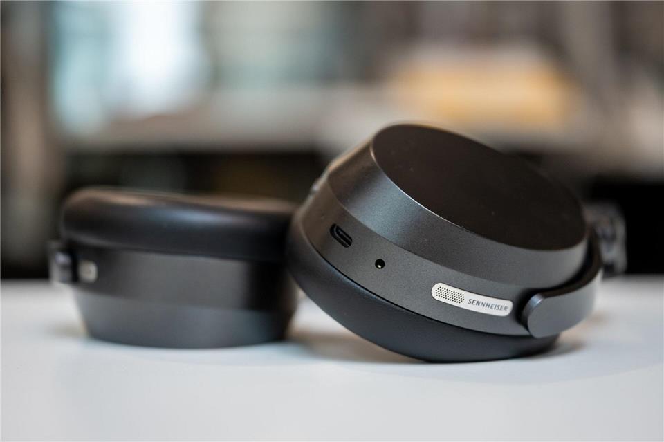 Der Akku der Momentum 5 wird über einen Standard-USB-C-Anschluss aufgeladen. Nachladen muss man jedoch erst nach rund 57 Stunden Nutzung.Nico Tapia/dpa-tmn