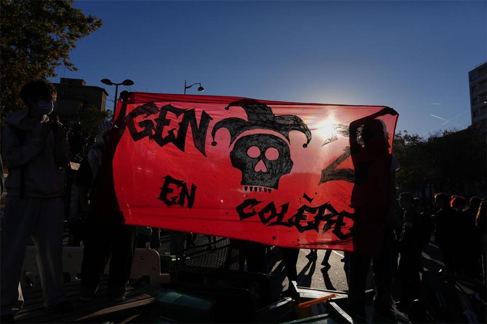 Der Aktionstag für eine bessere Ausstattung französischer Schulen stößt auch im Elsass auf breite Unterstützung.Aurelien Morissard/AP/dpa