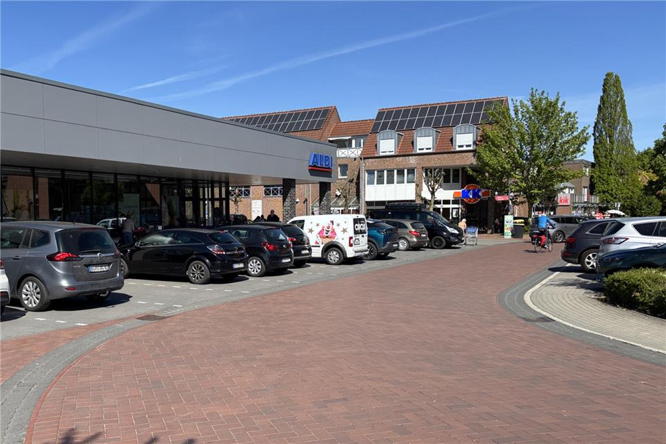 Der Aldi-Markt und der K+ K-Markt in Raesfeld könnten vom Ausbau des Nahversorgungszentrum in Rhade betroffen sein. Das möchte die Gemeinde Raesfeld verhindern.