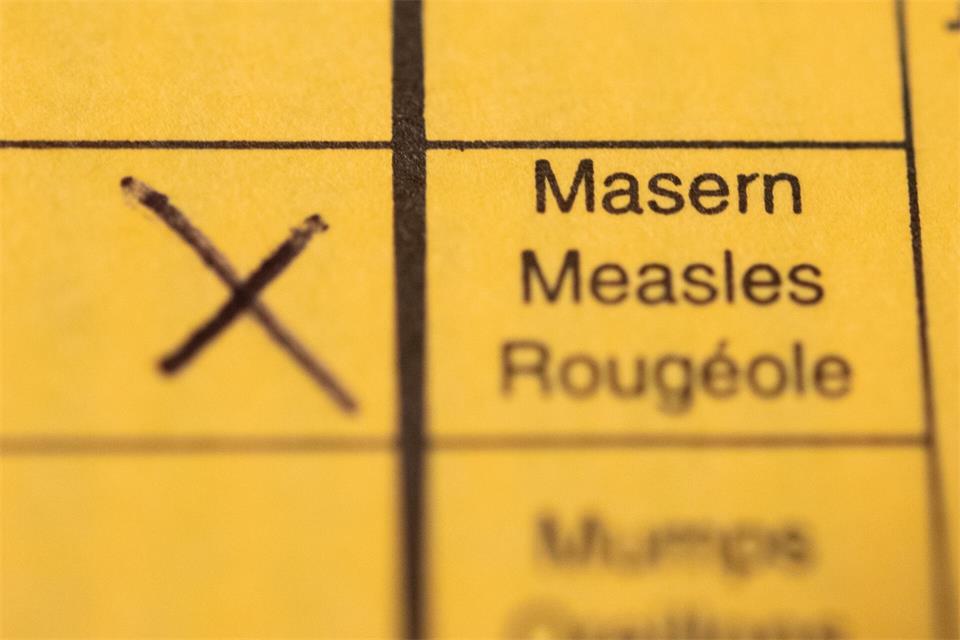 Der Allgemeinmediziner soll in rund 1.300 Fällen Impfungen im Impfpass seiner Patientinnen und Patienten bescheinigt haben, die er aber nicht verabreicht hatte. (Symbolbild)Tom Weller/dpa