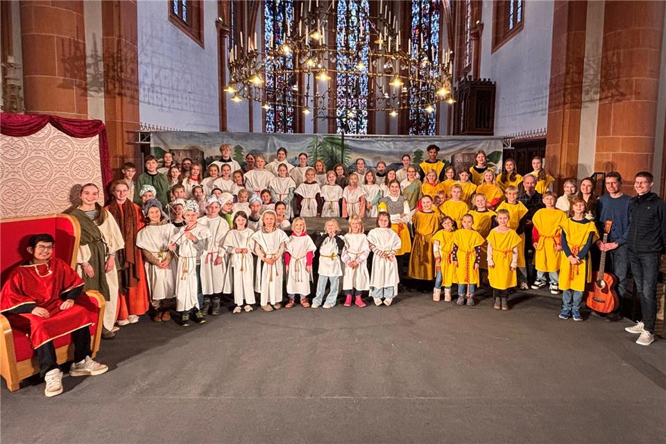 Der Altarraum wird zur Bühne: Mehr als 60 Kinder und Jugendliche sowie eine Live-Band wirken mit.