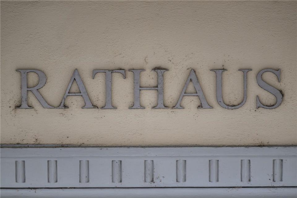 Der Amtsantritt des neu gewählten Bürgermeisters in der Gemeinde Hermsdorf verzögert sich. (Symbolbild)Robert Michael/dpa