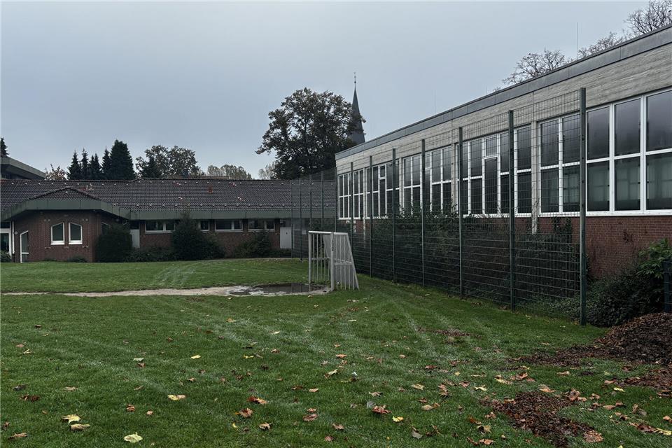 Der Anbau für die OGS soll auf dem Bolzplatz direkt an die Turnhalle angrenzen und im Hintergrund an das Schulgebäude anknüpfen.