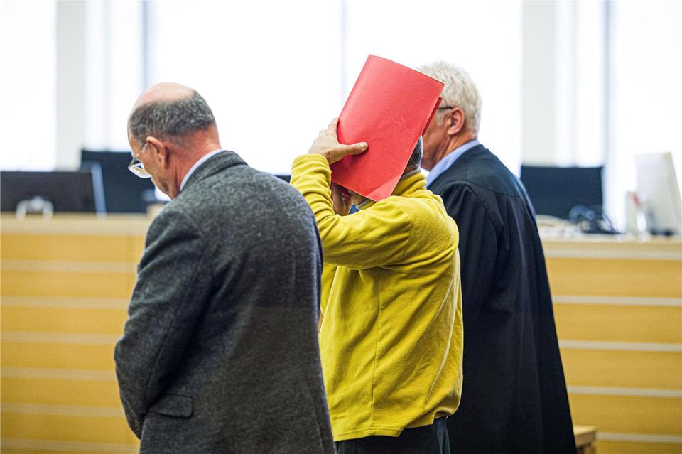 Der Angeklagte (M) soll lebenslang ins Gefängnis und hat durch das Urteil nur eine geringe Chance auf eine vorzeitige Entlassung. (Archivbild) Moritz Frankenberg/dpa