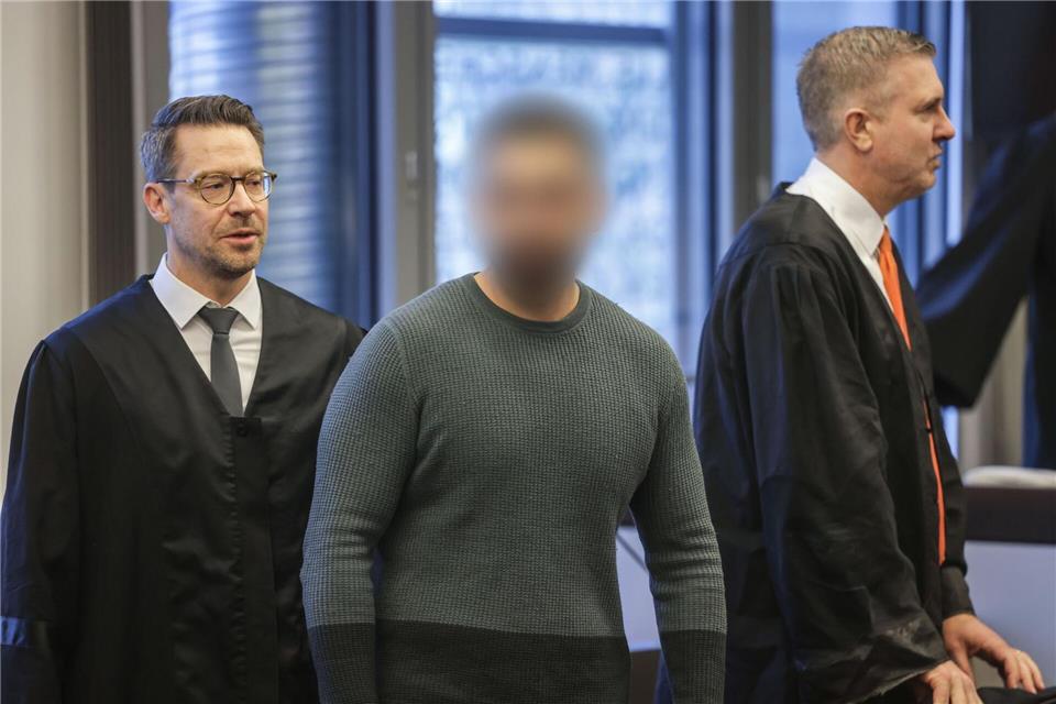Der Angeklagte (Mitte) ist teilweise geständig.Oliver Berg/dpa