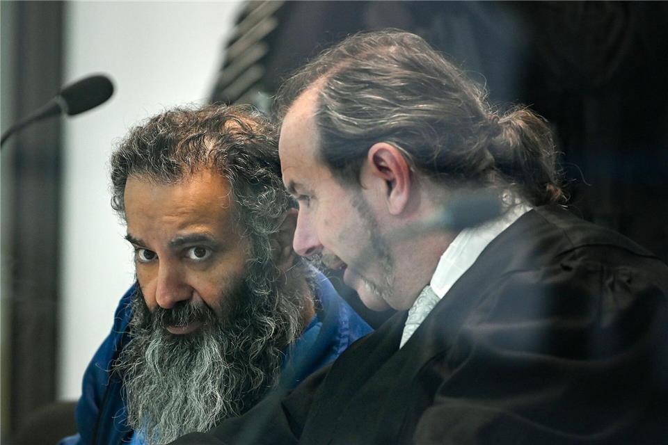 Der Angeklagte Taleb al-Abdulmohsen (l) sitzt neben Pflichtverteidiger Thomas Rutkowski in einem kugelsicheren Glaskasten im temporären Gerichtsgebäude des Landgerichtes Magdeburg. Heiko Rebsch/dpa