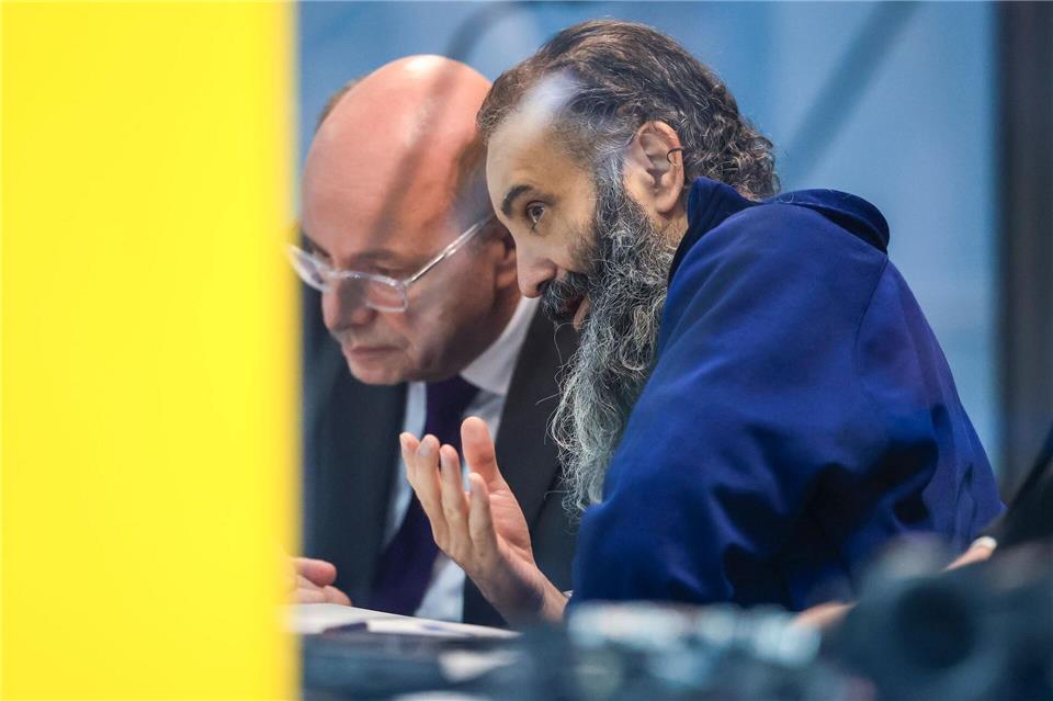 Der Angeklagte Taleb al-Abdulmohsen (r) sitzt neben einem Dolmetscher in einem kugelsicheren Glaskasten zur Prozessfortführung im temporären Gerichtsgebäude des Landgerichtes Magdeburg.Jan Woitas/dpa