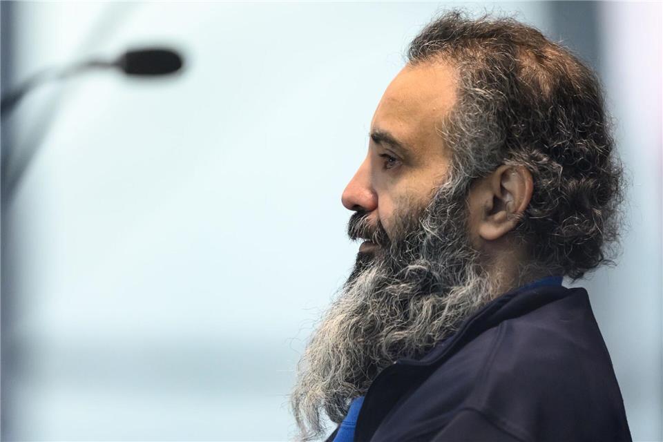 Der Angeklagte Taleb al-Abdulmohsen sitzt zu Beginn des zweiten Prozesstages in einem kugelsicheren Glaskasten.Hendrik Schmidt/dpa