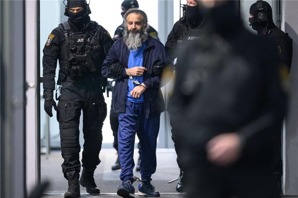 Der Angeklagte Taleb al-Abdulmohsen wird in den Gerichtssaal geführt. Hendrik Schmidt/dpa