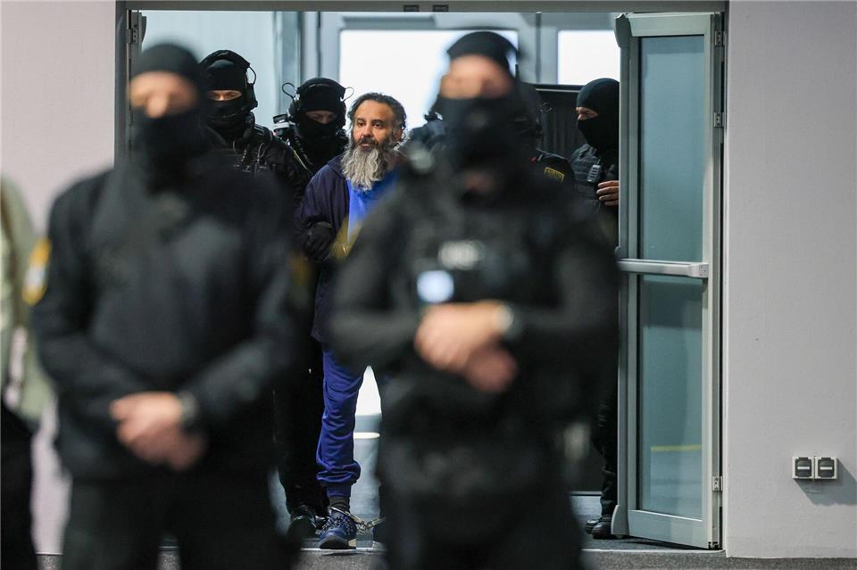 Der Angeklagte Taleb al-Abdulmohsen wird nach einer Pause wieder in den Gerichtssaal im temporären Gerichtsgebäude des Landgerichtes Magdeburg geführt.Jan Woitas/dpa