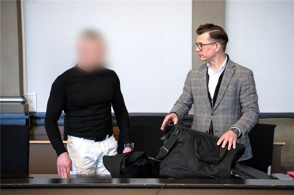 Der Angeklagte äußerte sich zunächst nicht.Sina Schuldt/dpa