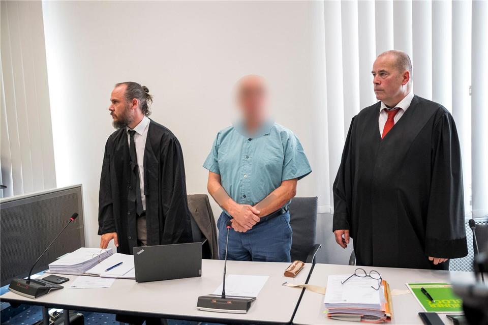 Der Angeklagte aus dem Landkreis Forchheim (hier neben seinen Anwälten) hat während des gesamten Prozesses geschwiegen. In seinem letzten Wort dankte er lediglich seinen beiden Verteidigern. (Archivbild)Daniel Vogl/dpa