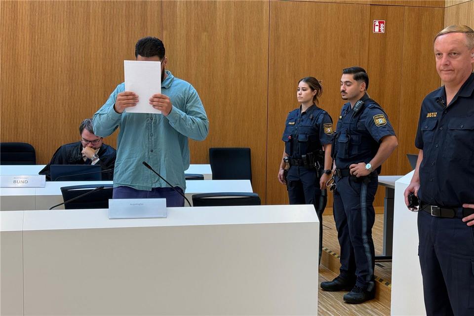 Der Angeklagte bedankte sich in seinem letzten Wort nur beim Gericht - richtete aber kein Wort an die Opfer.Elke Richter/dpa