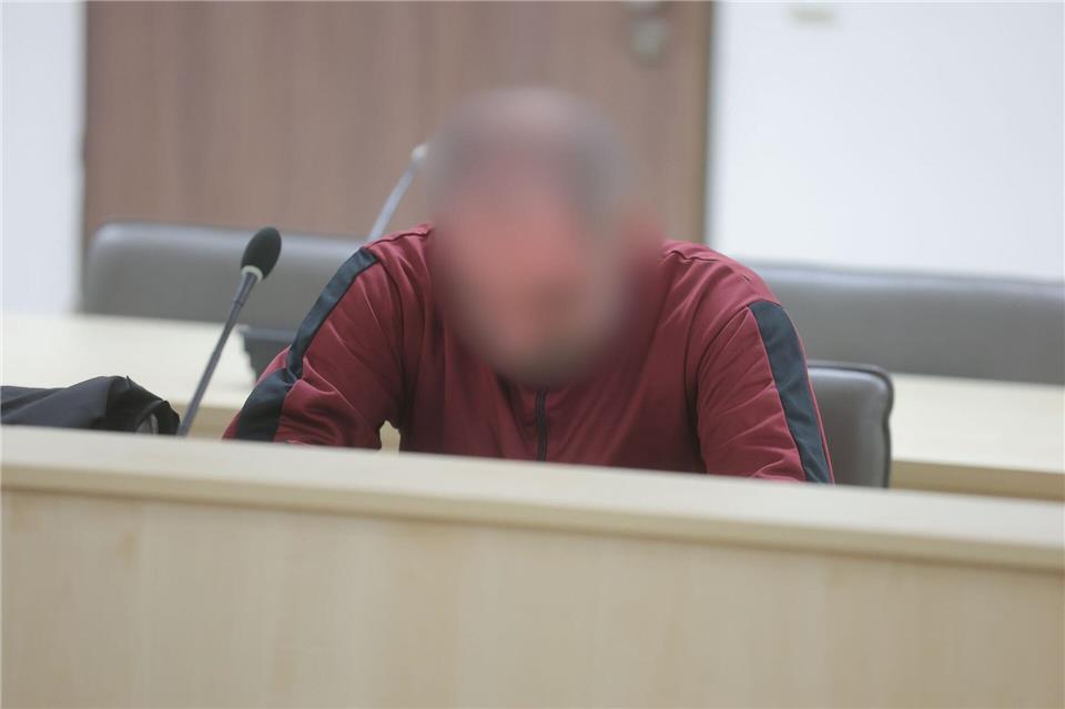 Ehefrau in Straßenbahn angezündet – reumütiges Geständnis Der Angeklagte bereut nach Angaben der Verteidigung zutiefst, dass er seiner Frau Leid zugefügt hat.Bodo Schackow/dpa
