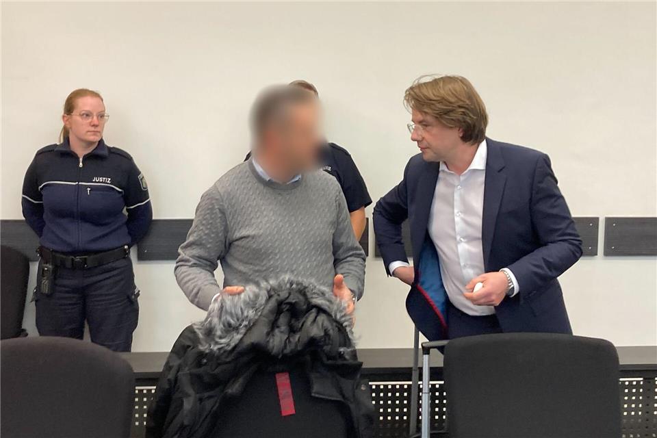 Aussagen: Prozess um Tod einer 12-Jährigen im Krankenhaus Der Angeklagte betritt mit seinem Anwalt Sebastian Thieme (r) den Gerichtssaal. Carsten Linnhoff/dpa
