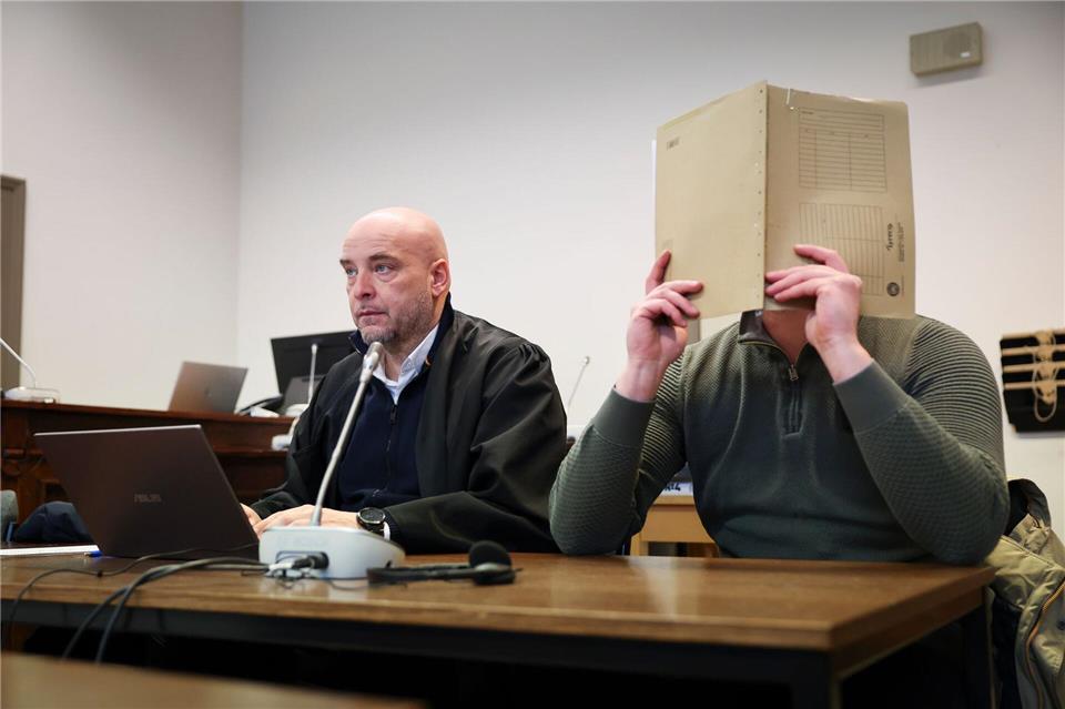 Der Angeklagte, der sein Gesicht verbirgt, soll Beihilfe zum Handel mit knapp 1,8 Tonnen Kokain geleistet haben. Christian Charisius/dpa