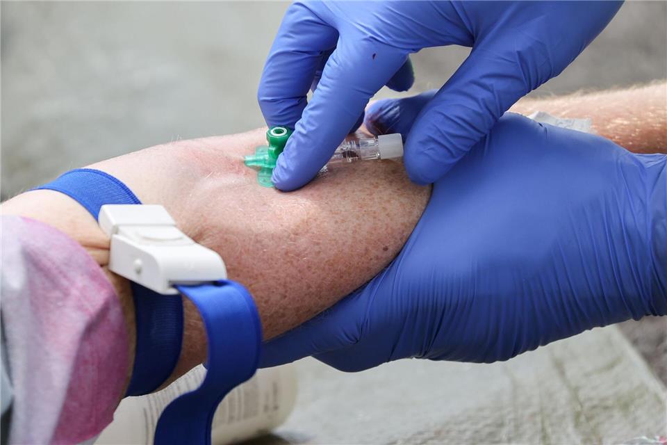Der Angeklagte gab sich als Notfallsanitäter aus. (Symbolbild)Jan Woitas/dpa-Zentralbild/ZB