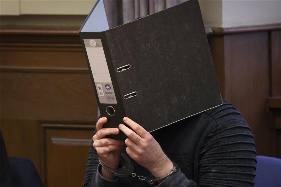 Der Angeklagte hat die Tat gestanden. (Archivbild)Karl-Josef Hildenbrand/dpa