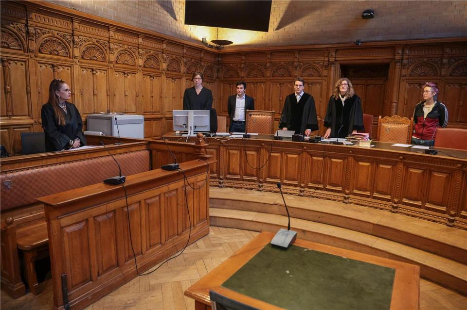 Der Angeklagte hat ein ärztliches Attest für seine Verhandlungsunfähigkeit vorgelegt. Focke Strangmann/dpa