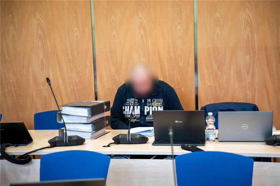 Der Angeklagte hat eingeräumt, die Frau mit einem Kabel erdrosselt zu haben. (Archivbild) Daniel Vogl/dpa
