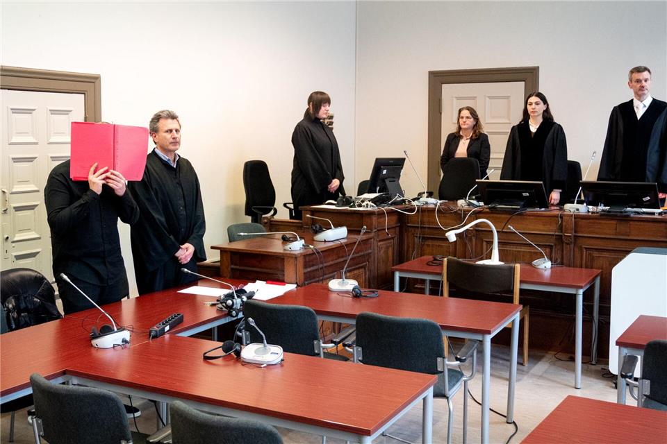 Der Angeklagte hat nach Angaben des Richters gestanden, an einer Bestrafungsaktion im Drogenmilieu teilgenommen zu haben.Daniel Bockwoldt/dpa/Daniel Bockwoldt