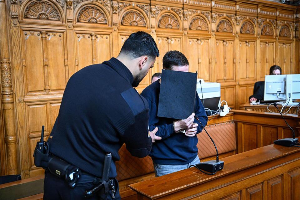 Der Angeklagte hat sich bisher nicht zum Vorwurf geäußert. Sina Schuldt/dpa