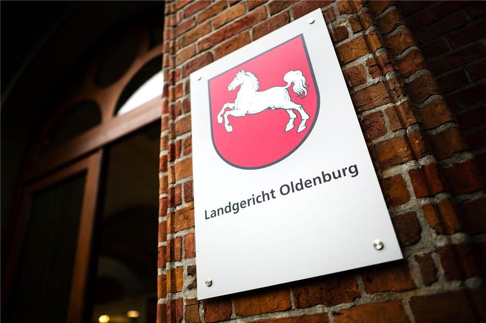 Der Angeklagte hat zu Prozessauftakt beteuert, seine getrennt lebende Frau versehentlich mit dem Auto überfahren zu haben. (Archivbild)Sina Schuldt/dpa