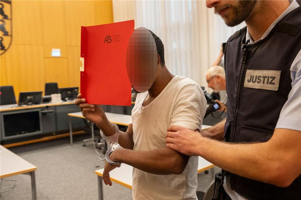 Der Angeklagte hatte den Angestellten eines Elektrofachmarktes aus dem Nichts heraus angegriffen. (Archivfoto)Stefan Puchner/dpa