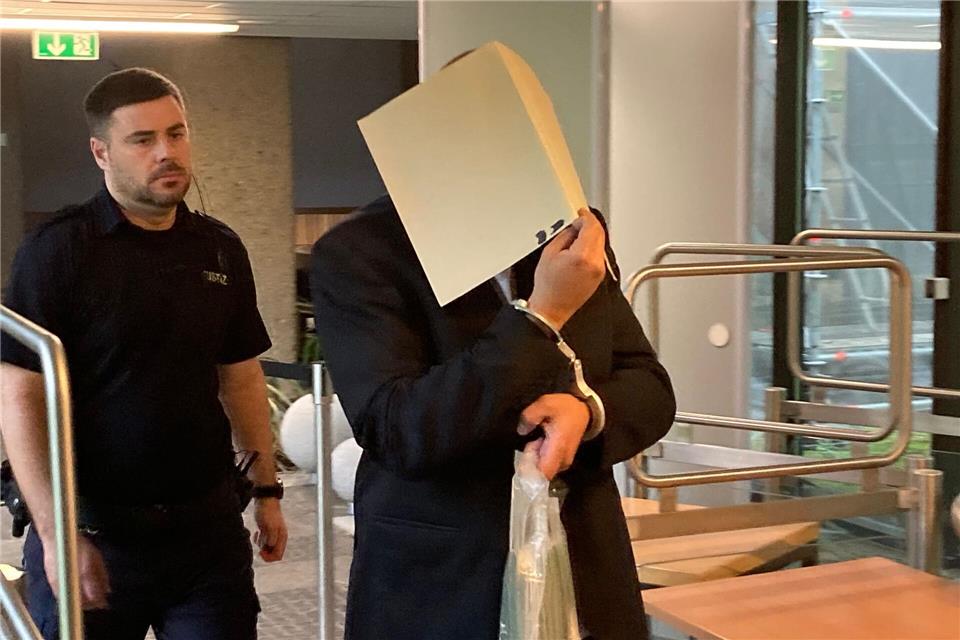 Der Angeklagte im Prozess ohne Leiche wird zum Gerichtssaal geführt. Das Landgericht hatte ihn wegen Mordes verurteilt. Das Urteil ist nach der verworfenen Revision rechtskräftig. (Archivbild)Carsten Linnhoff/dpa