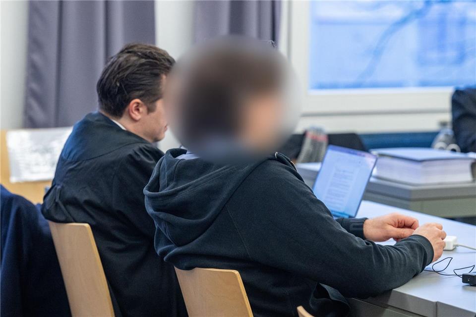 Der Angeklagte im sogenannten Champagner-Prozess sitzt im Verhandlungssaal des Landgerichts Weiden neben seinem Verteidiger.Armin Weigel/dpa